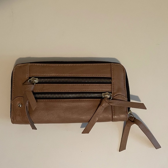 ❌SOLD❌ EUC Beautiful Steve Madden Large Fall Tan Beige & Gold Logo Zipper Wallet - Picture 12 of 14